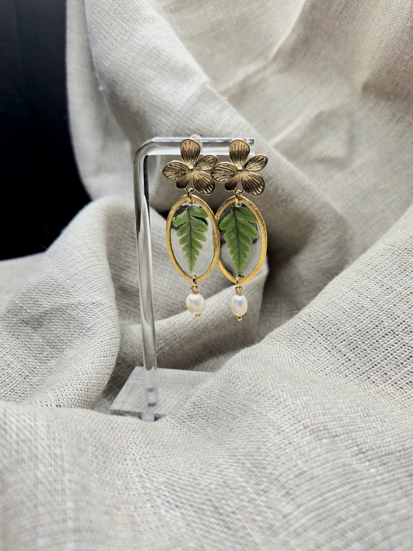 Elegant dangle earrings with floral design and real pearl