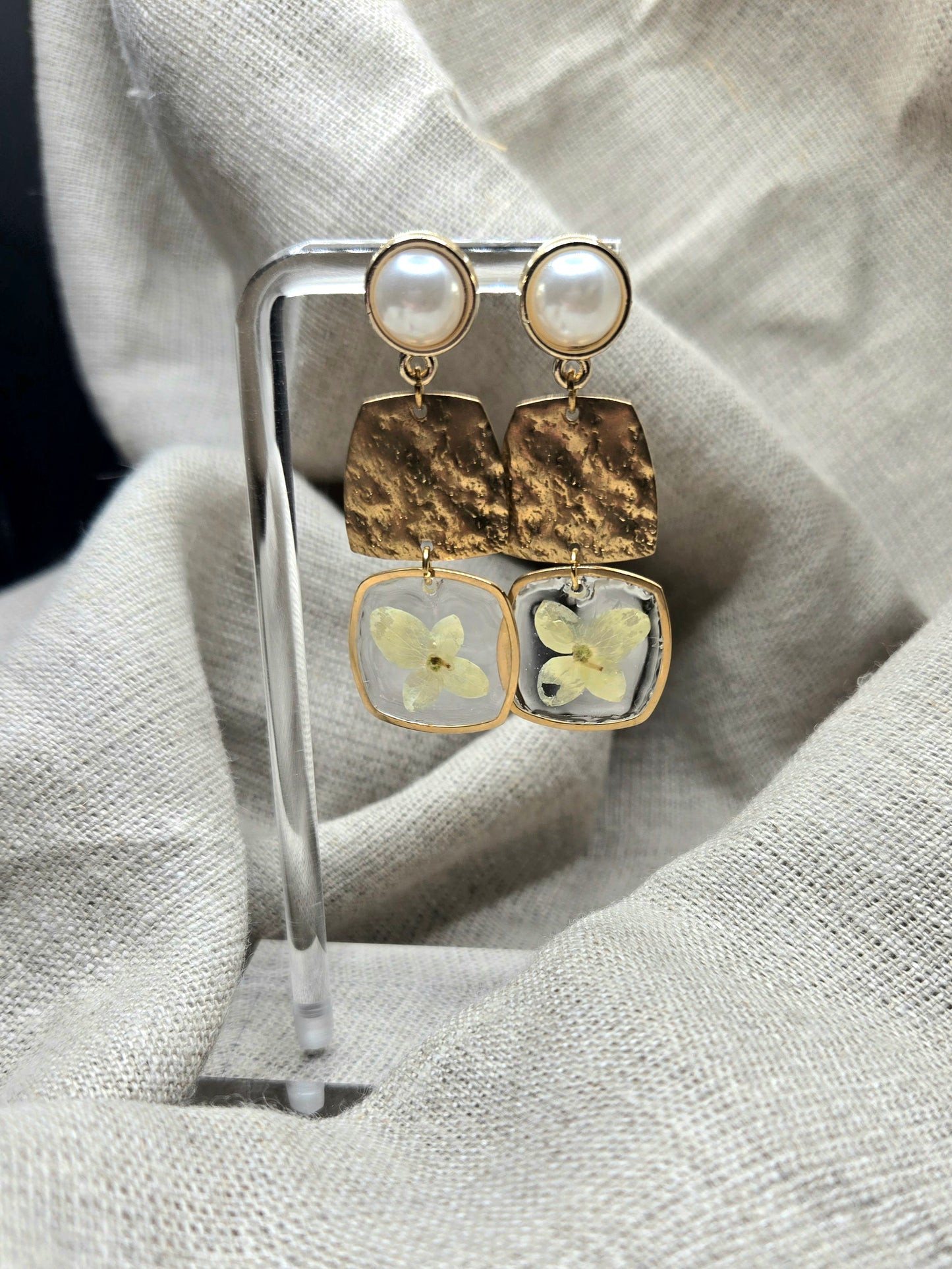 Stud earrings with hammered metal and pressed flowers